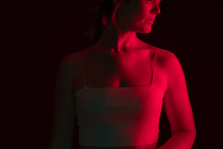 LED Therapy et cellulite : la lumière rouge peut-elle vraiment lisser la peau d’orange ?