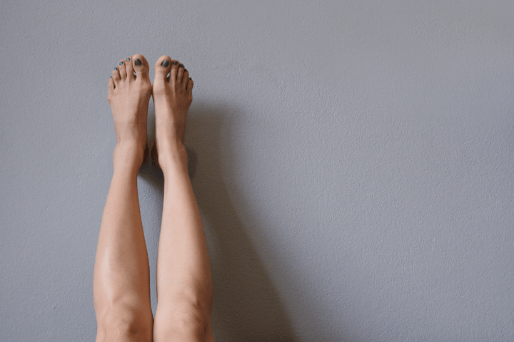 Jambes contre un mur : quels bienfaits et quelle place pour la pressothérapie ?
