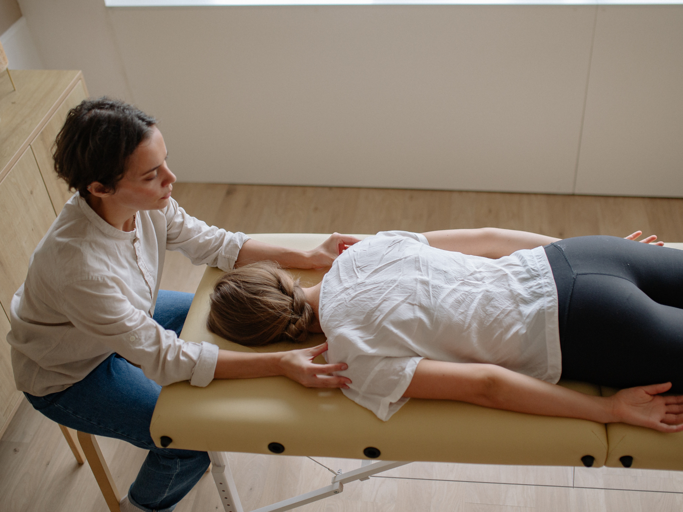 Espace wellness premium proposant une expérience de pressothérapie en thalassothérapie, thermes ou hôtel