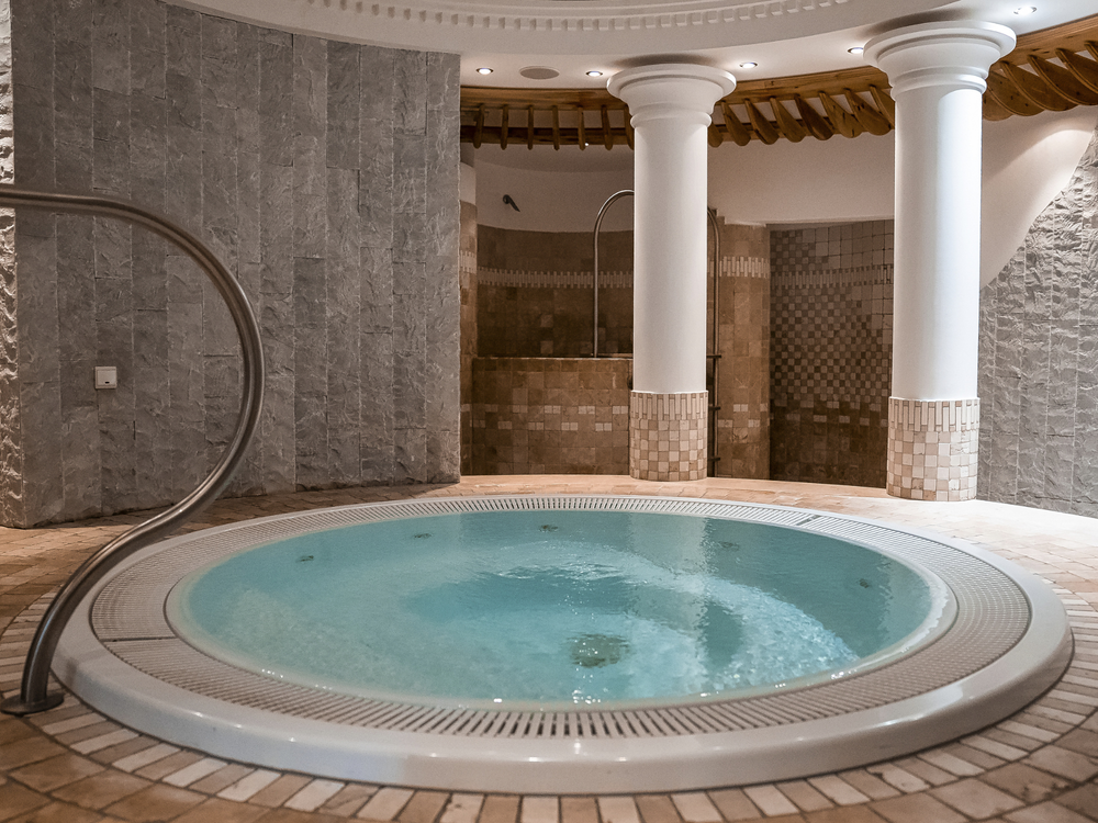 Espace bien-être proposant une expérience de pressothérapie en thalassothérapie, thermes ou hôtel