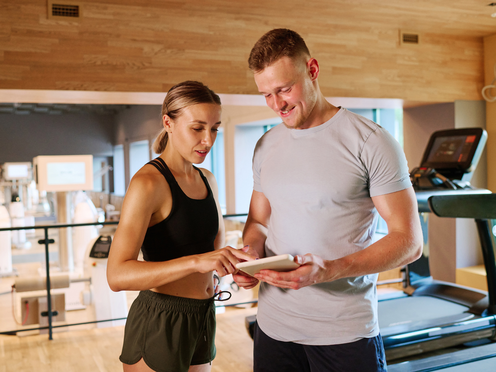 Coach accompagnant un sportif dans un studio privé de récupération