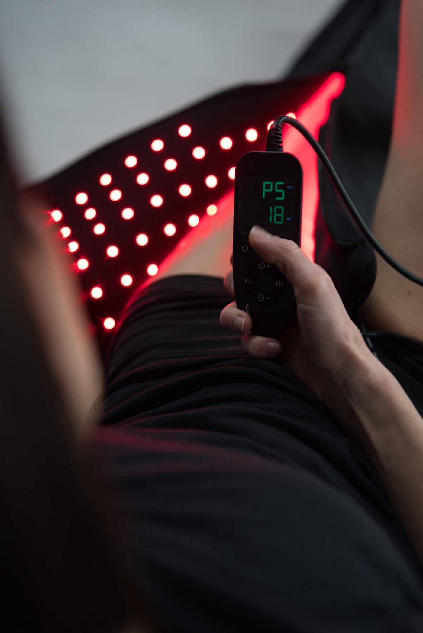 Botte Eclipse LED Therapy utilisant la lumière rouge et le proche infrarouge sur la jambe